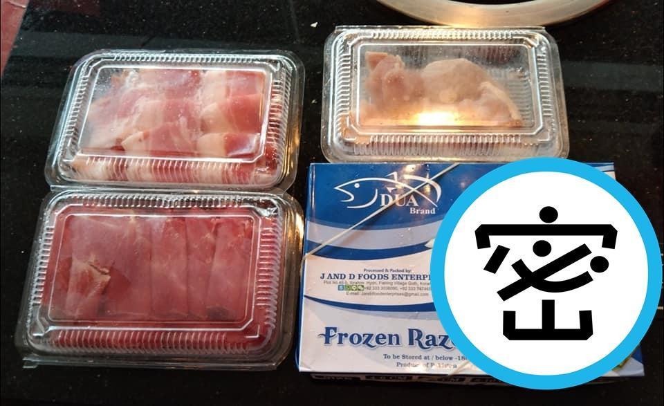 網友買了火鍋店防疫套餐，加購一盒「特殊食材」。（翻攝自臉書社團「廚藝公社」）