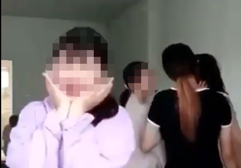 新竹發生國中生霸凌案，16歲少女遭掌摑，圍觀同夥還裝可愛拍照。（翻攝自臉書）