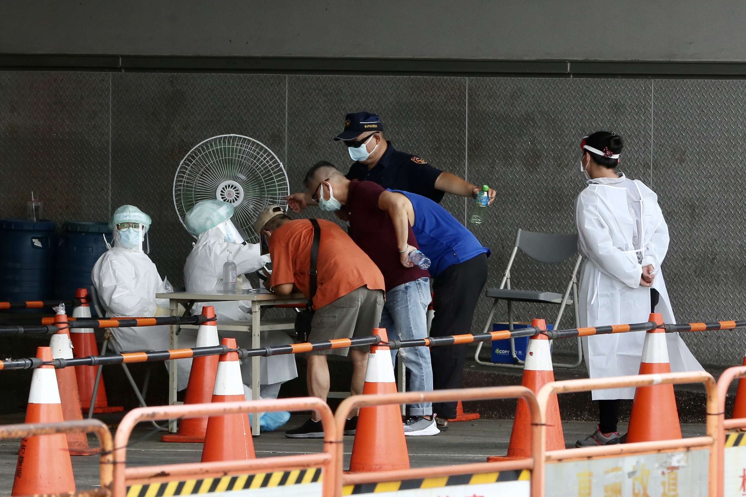 環南市場今日上午6時開始進行大量篩檢。