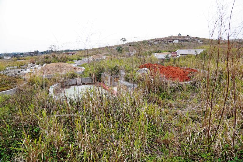 人妻懷疑先生偷吃，竟將小三強押至墳地「裸身罰站」30分鐘。（示意圖，本刊資料照）