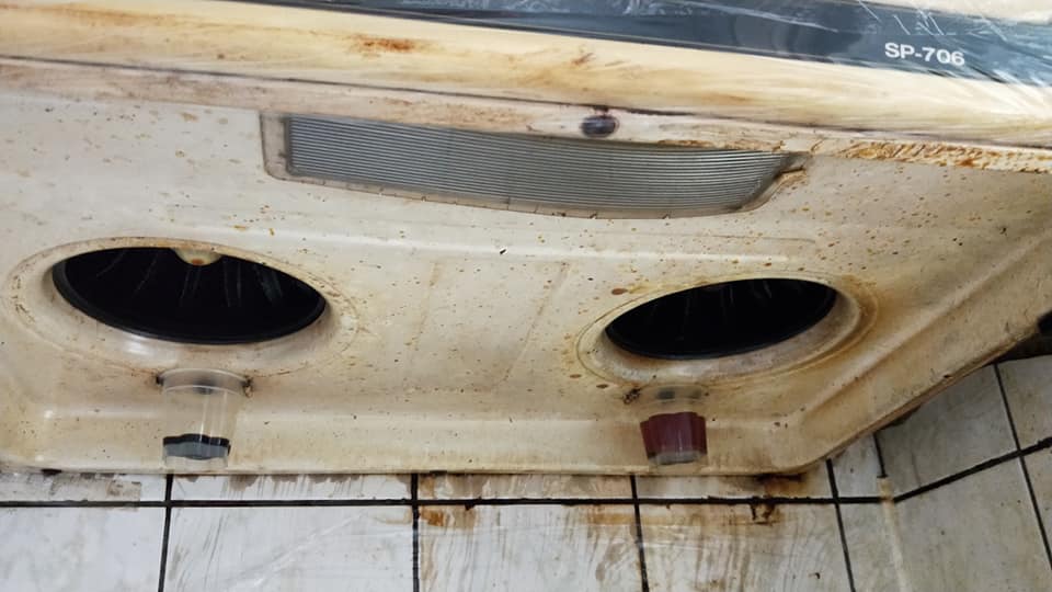 一名房東抱怨將房子租給朋友，對方退租時房子卻髒亂如鬼屋。（翻攝自臉書社團「爆怨2公社」）