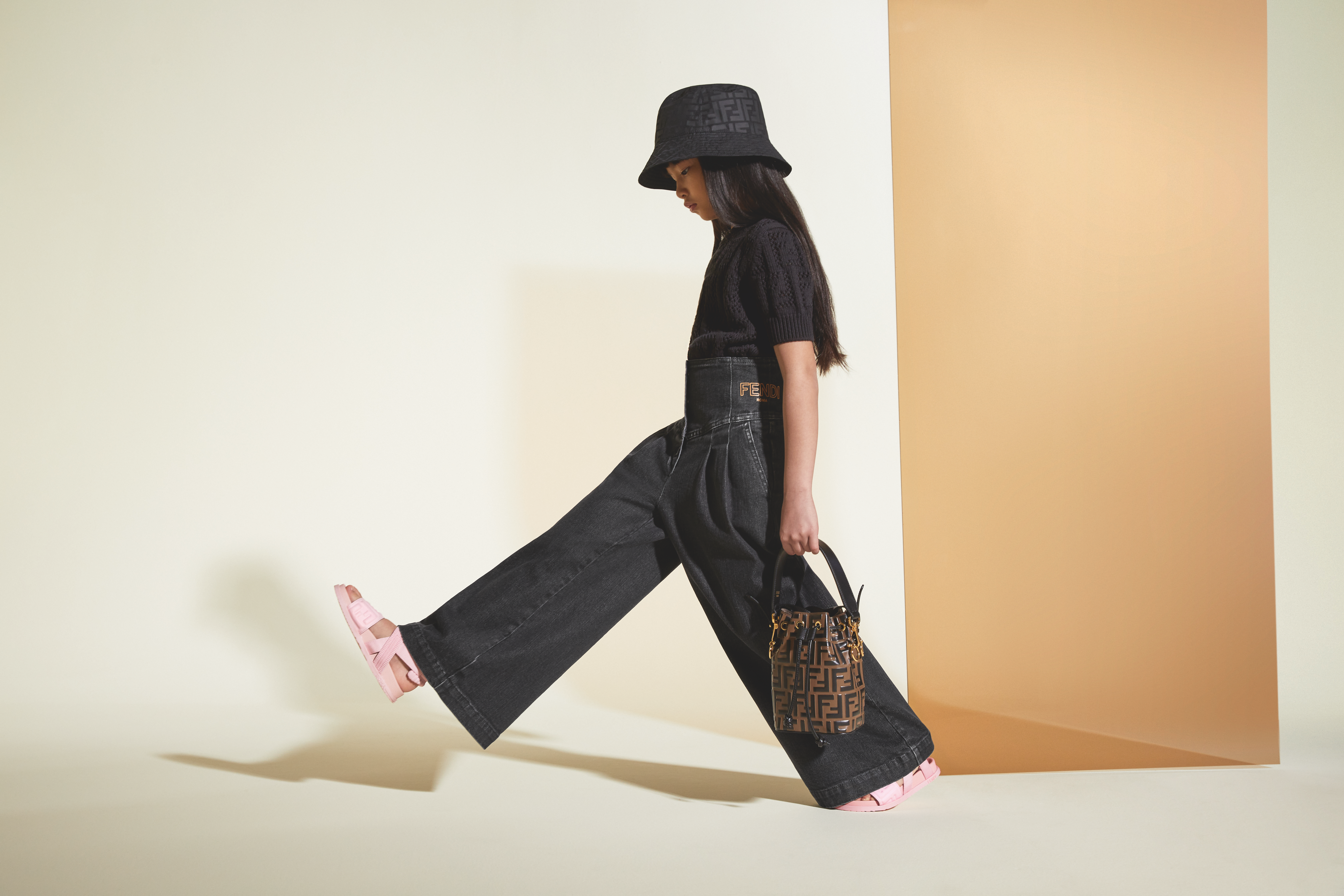 隨處可見的FF logo圖案佈滿在FEDNI 2021秋冬童裝上。（FENDI提供）