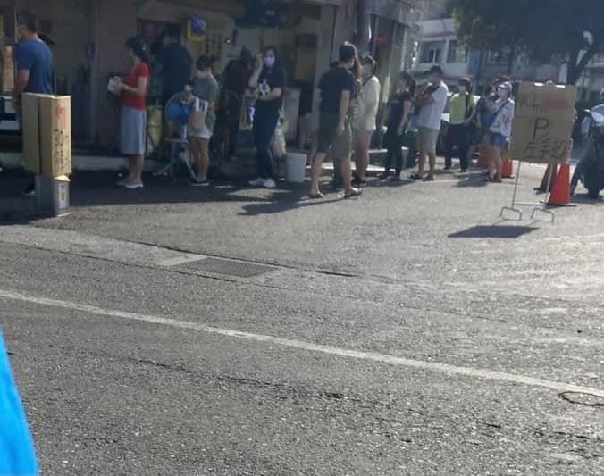 知名蔥油餅店前大排長龍,人與人之間未保持社交距離。(翻攝自臉書社團「宜蘭知識+」)
