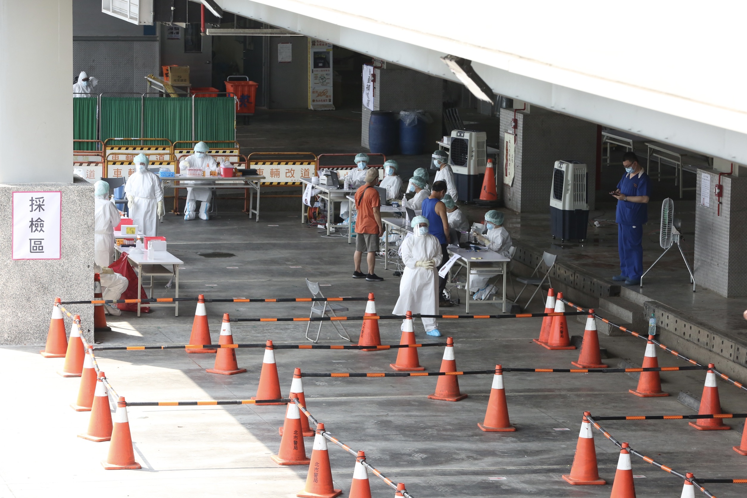 北市昨擴大篩檢3,610人，批發市場再添9人確診。