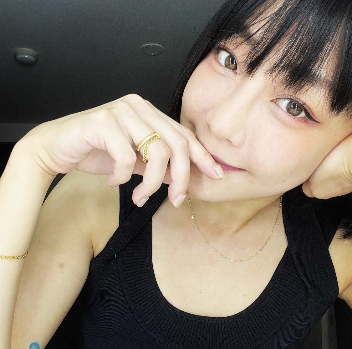 謝欣穎簡單的黑色衣服居家造型,以ANVI Studios Libre系列飾品成為搶眼裝飾。(ANVI Studios提供)