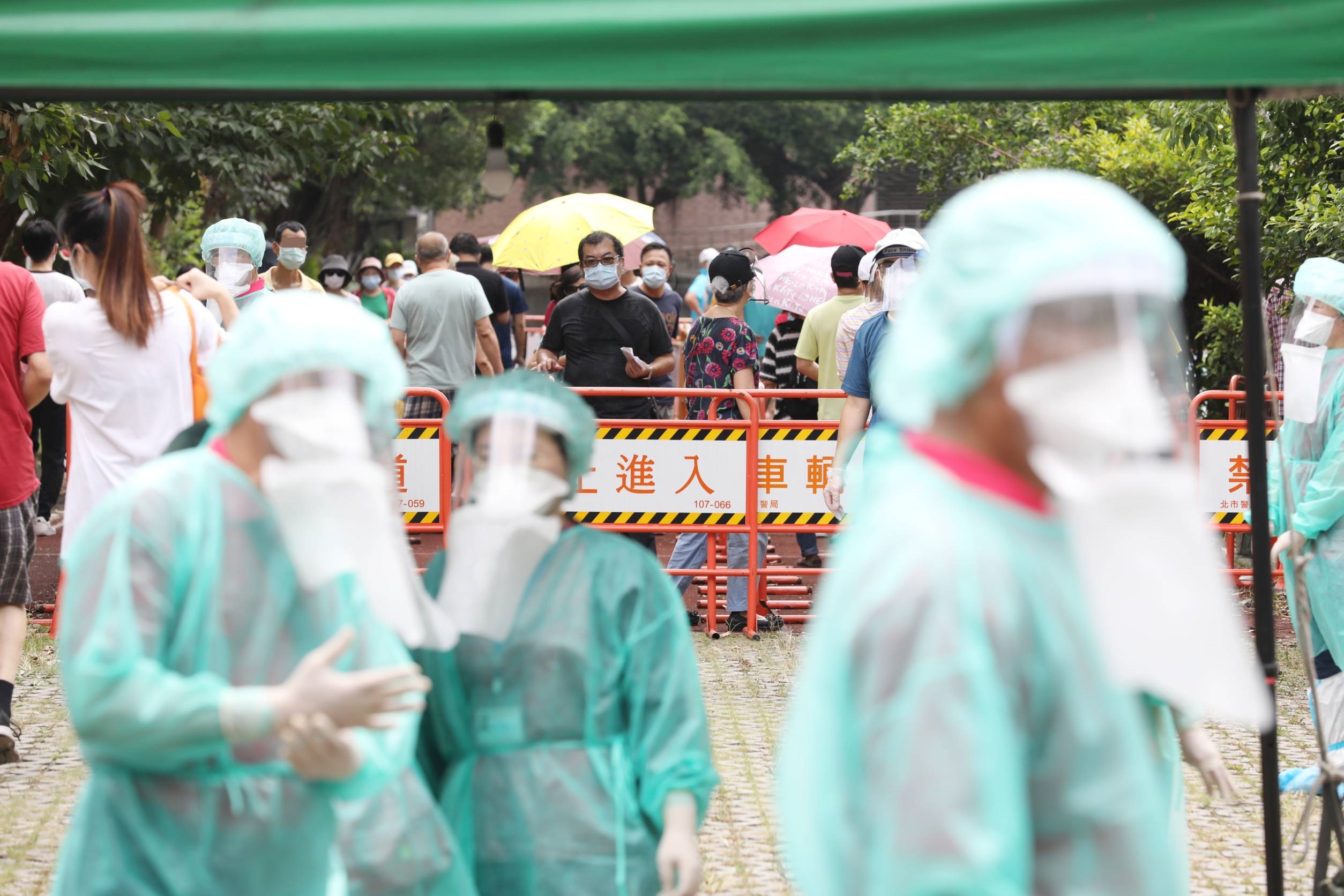 台大醫師施景中為批評北市府「不疫調不匡列」在臉書道歉。