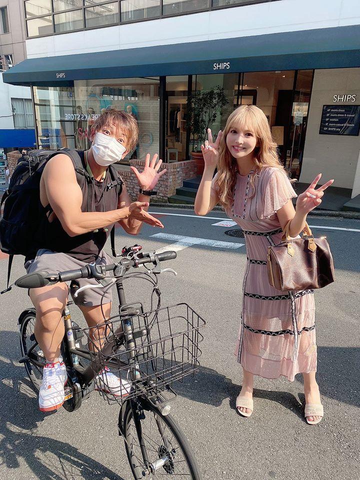 去年疫情嚴重時,三上悠亞(右)在路上巧遇清水健(左),一張合照造成核爆級迴響。(翻攝自三上悠亞推特)