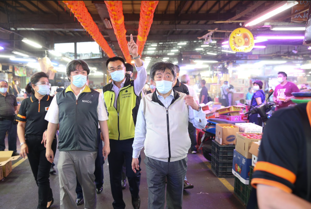 為防堵市場群聚，衛福部長陳時中（前排右）三度派遣王必勝（前排左）為前進指揮官。（指揮中心提供）