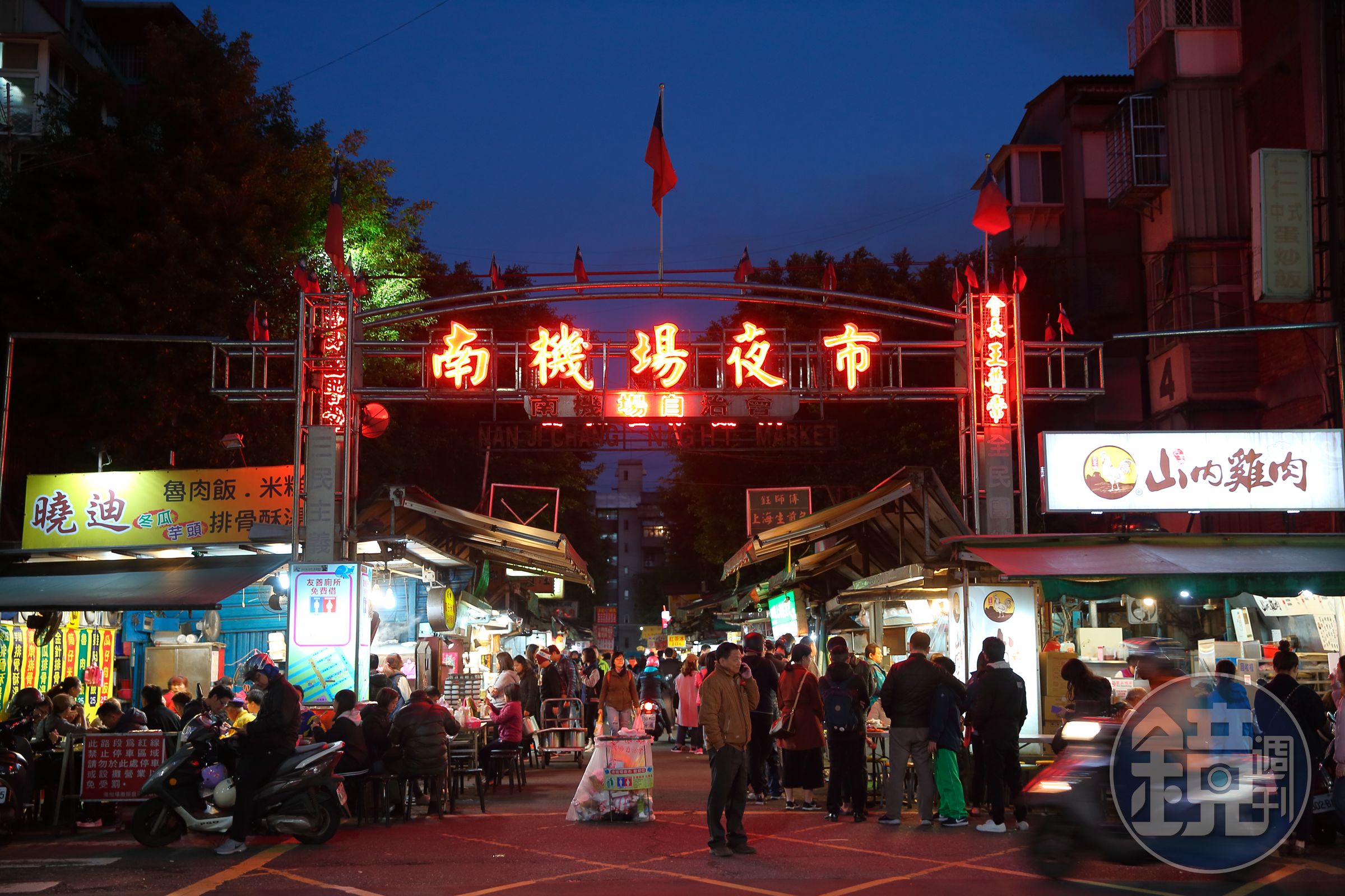 南機場夜市附近一處國宅爆出有10逾確診個案，里長呼籲儘快擴大篩檢。（本刊資料照）