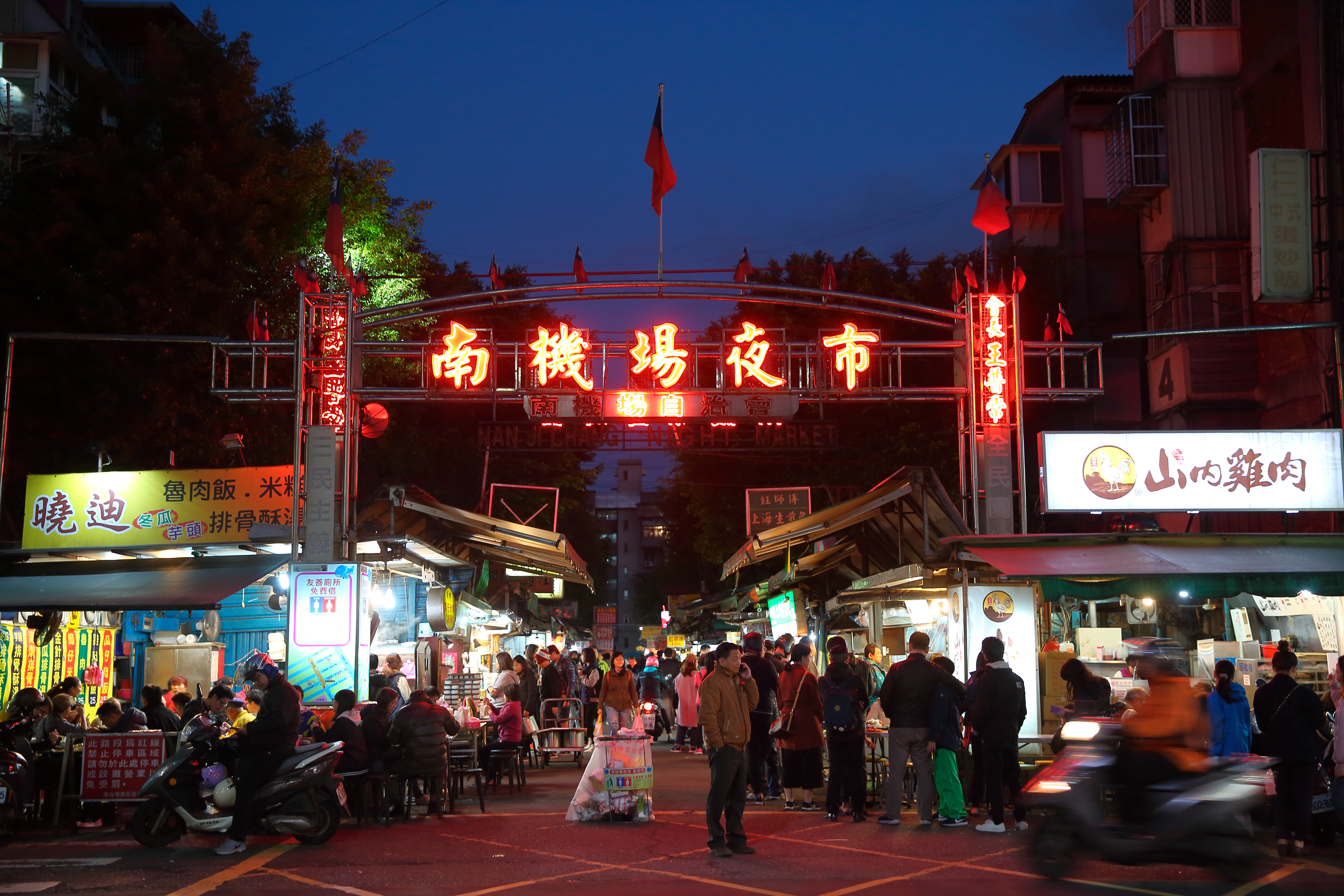 南機場夜市附近一處國宅爆出有10逾確診個案，里長呼籲儘快擴大篩檢。（本刊資料照）