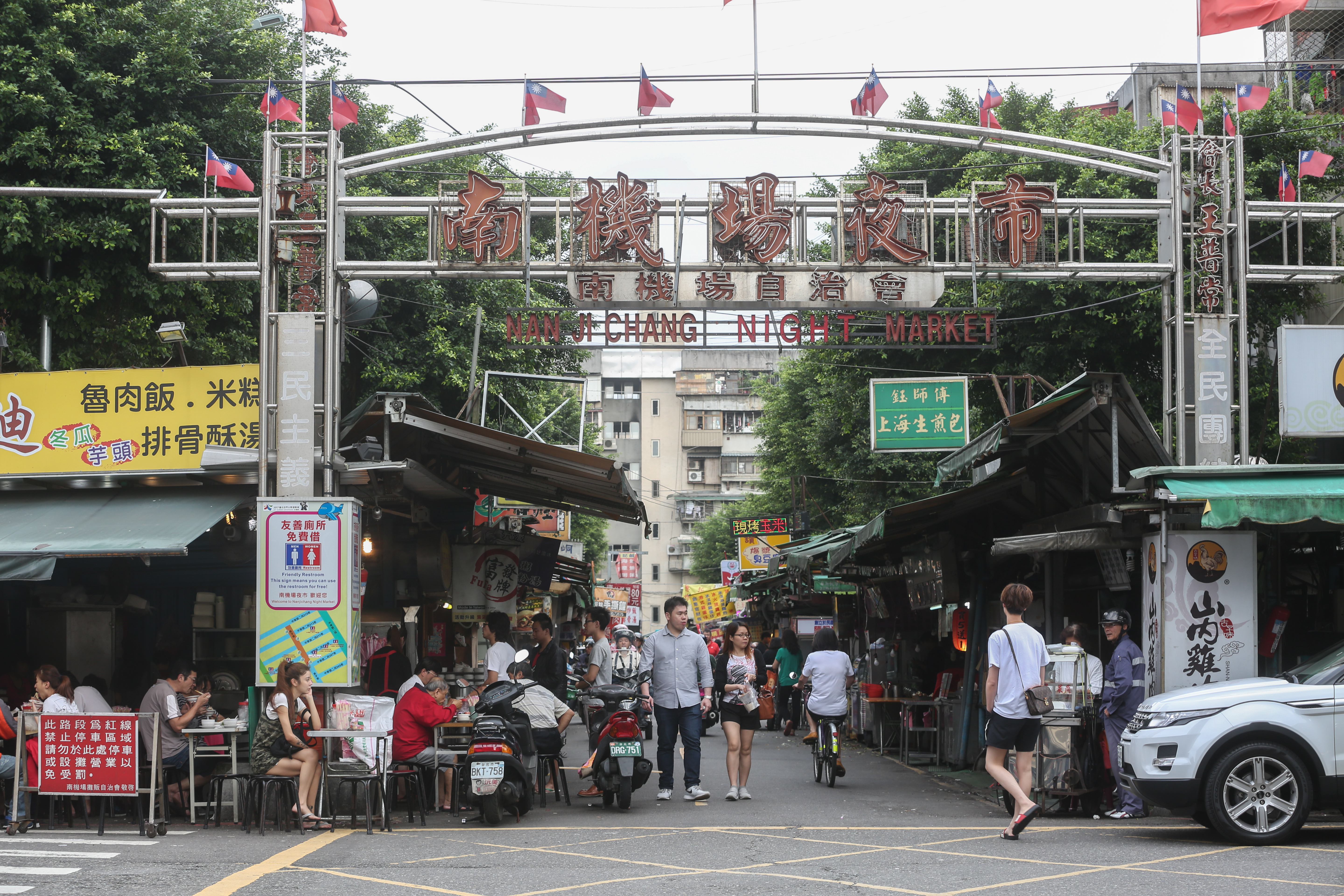 台北市中正區南機場夜市周遭一處社區國宅傳出有餘10人確診。（本刊資料照）