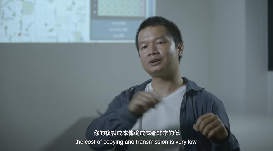 江明宗利用資訊軟體複製、運輸成本低的作用，讓社會議題可以快速被民眾所知。（翻攝自 怪咖系列 YouTube）