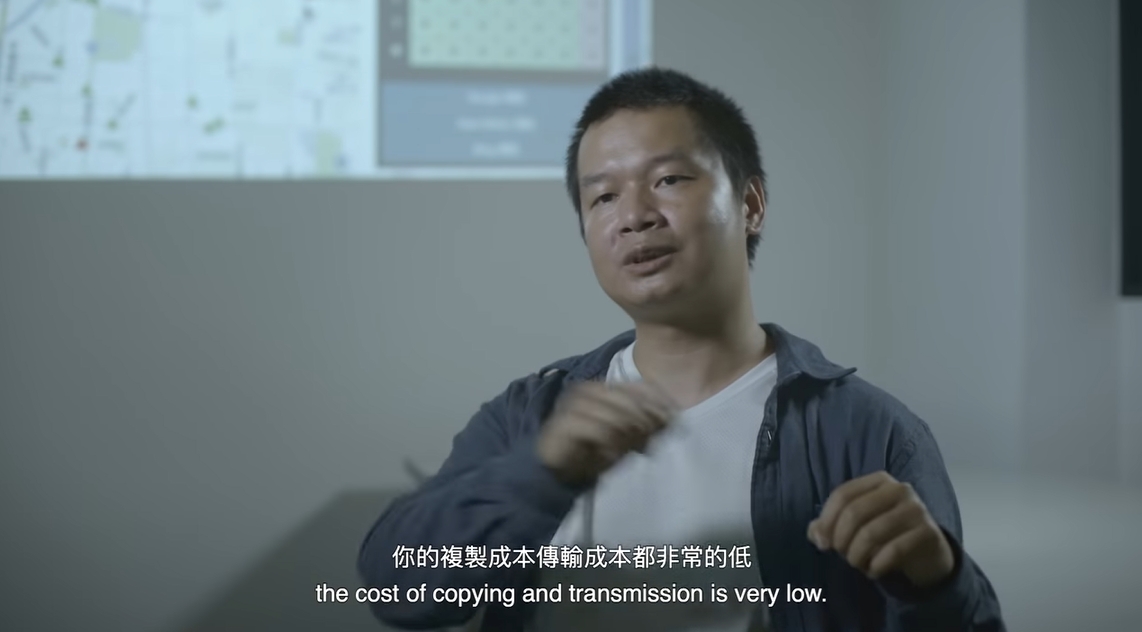 江明宗利用資訊軟體複製、運輸成本低的作用，讓社會議題可以快速被民眾所知。（翻攝自 怪咖系列 YouTube）