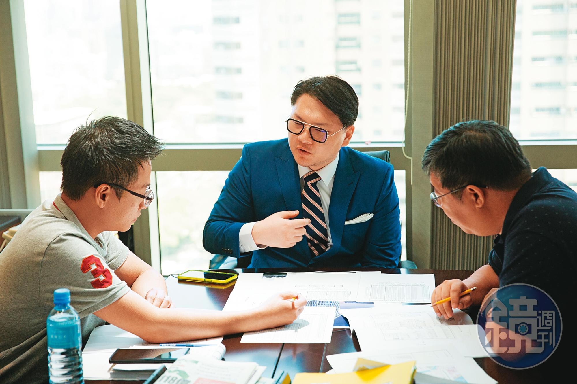 採訪當天,鍾育霖(中)正在商談旗下建案規畫,不到40歲的他已經是一家百億集團操盤人。
