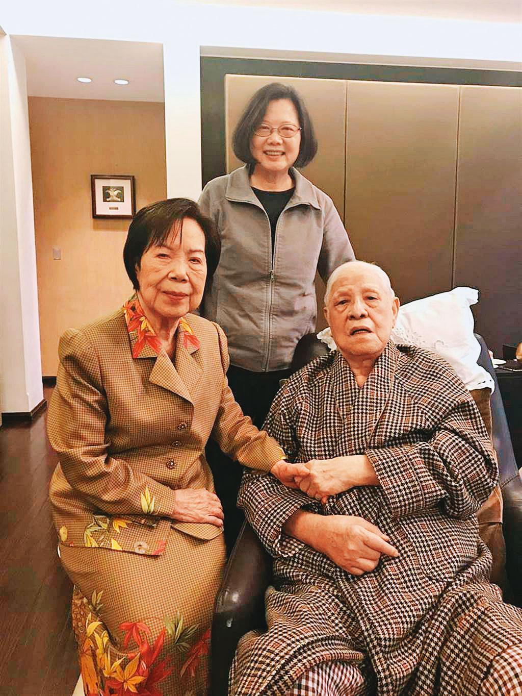 總統蔡英文(後)非常關心李登輝(右)遺孀曾文惠(左)的照顧事宜,圖為2019年2月蔡到翠山莊探視李登輝時合影。(總統府提供)