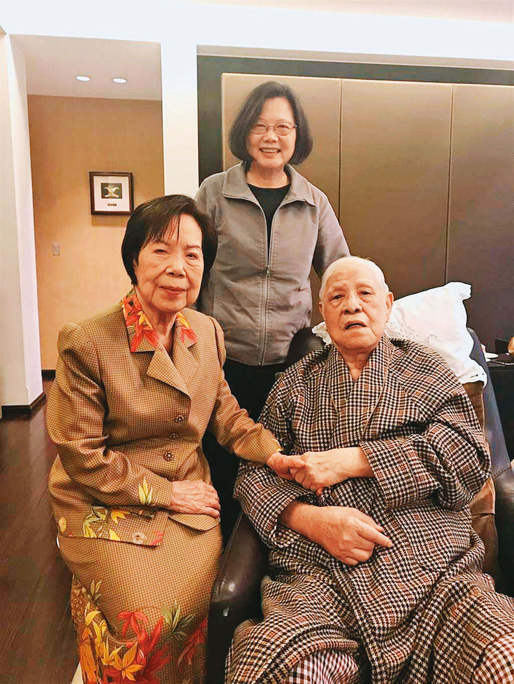 總統蔡英文（後）非常關心李登輝（右）遺孀曾文惠（左）的照顧事宜，圖為2019年2月蔡到翠山莊探視李登輝時合影。（總統府提供）