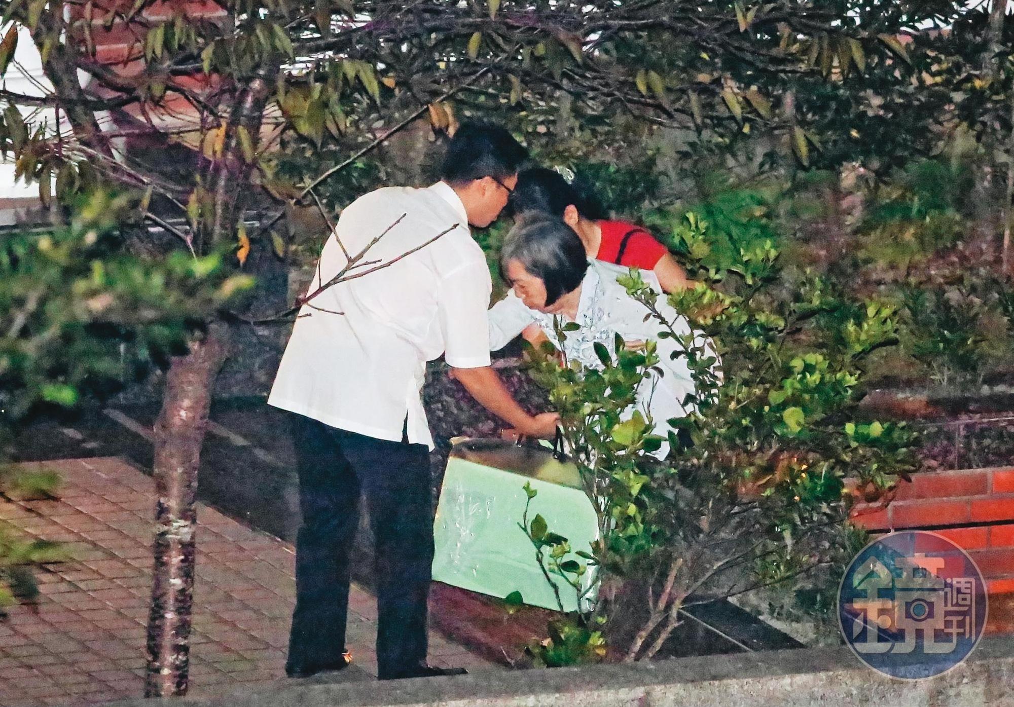 曾文惠(中)因體力衰退,在李登輝過世後幾乎足不出戶。圖為去年7月30日李過世當晚,曾從醫院返回翠山莊。