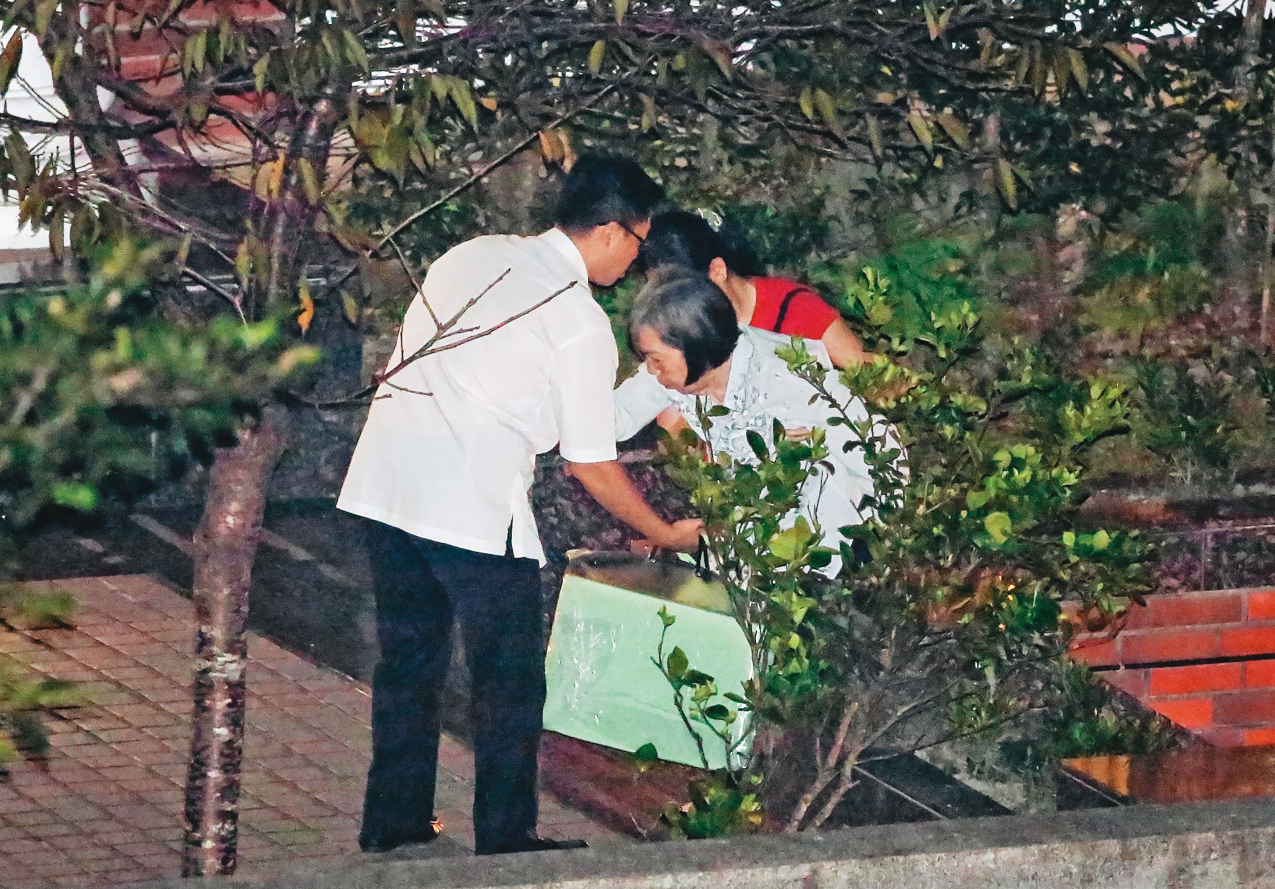 曾文惠（中）因體力衰退，在李登輝過世後幾乎足不出戶。圖為去年7月30日李過世當晚，曾從醫院返回翠山莊。