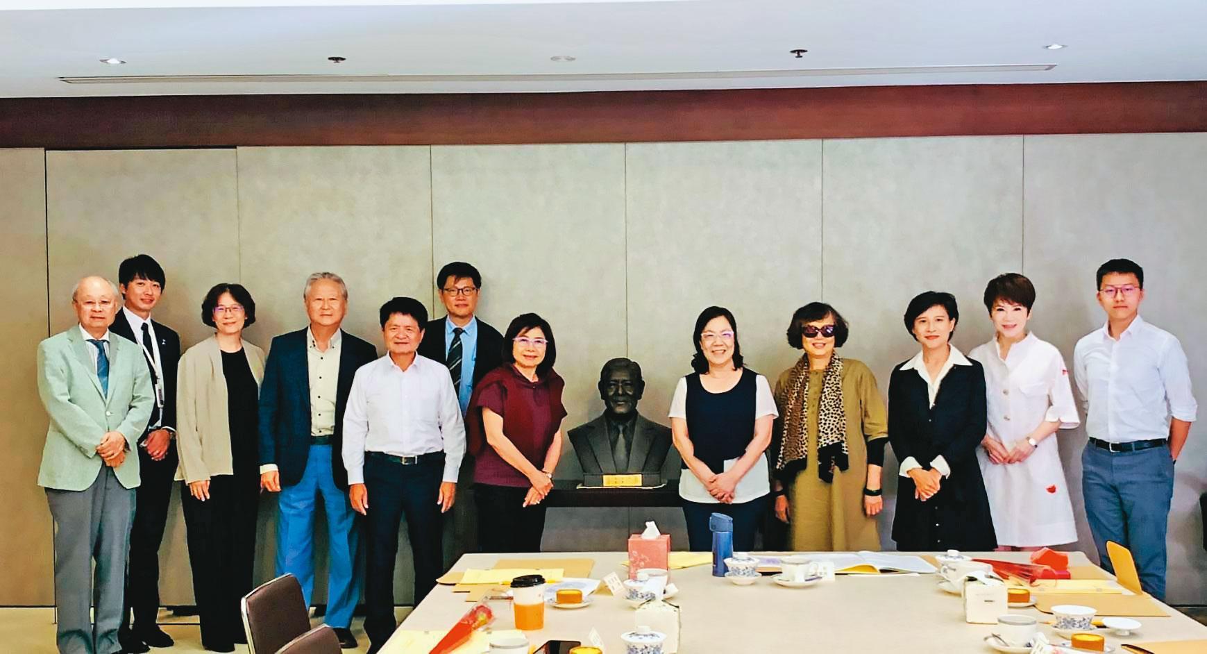 李登輝基金會今年5月改組,由李登輝二女兒李安妮(右4)擔任董事長。(李登輝基金會提供)