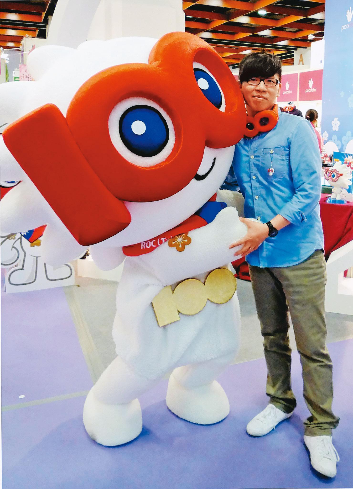 李登輝逝世紀念郵票設計者李鎧安,二○一○年曾設計建國百年吉祥物「光芒寶寶」。(翻攝建國百年吉祥物粉專)