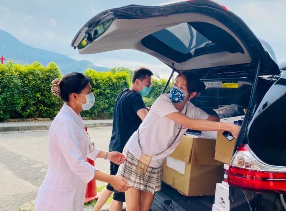 賈永婕(右)到淡水馬偕醫院送醫療物資。(翻攝賈永婕臉書)