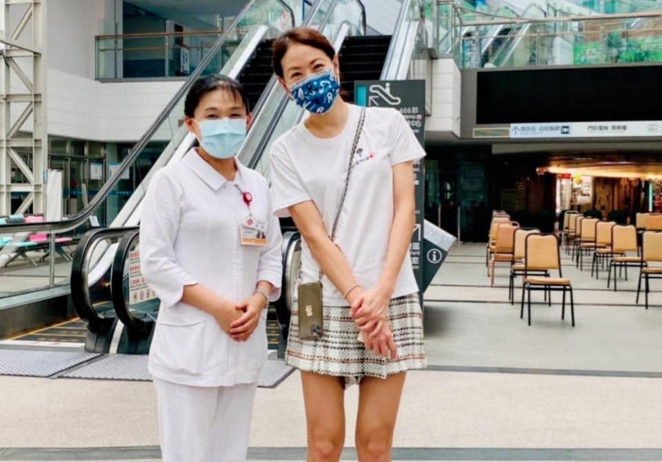 賈永婕（右）分享與淡水馬偕護理師督導之間的奇妙緣份。（翻攝賈永婕臉書）