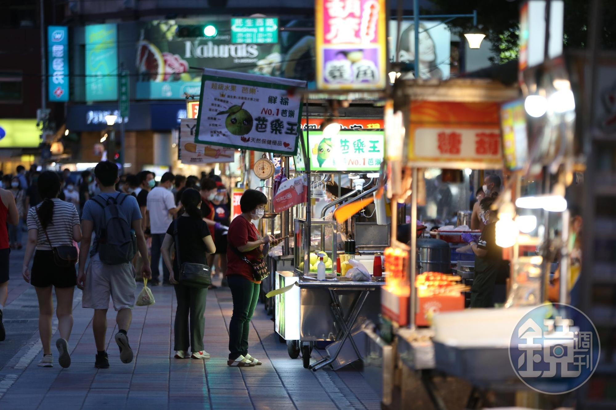 台北市連環爆出群聚感染，許多民眾認為不應微解封。圖為寧夏夜市近日微解封。