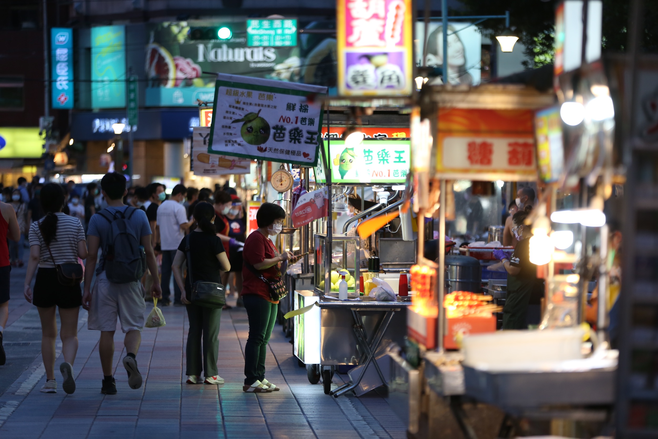 台北市連環爆出群聚感染，許多民眾認為不應微解封。圖為寧夏夜市近日微解封。