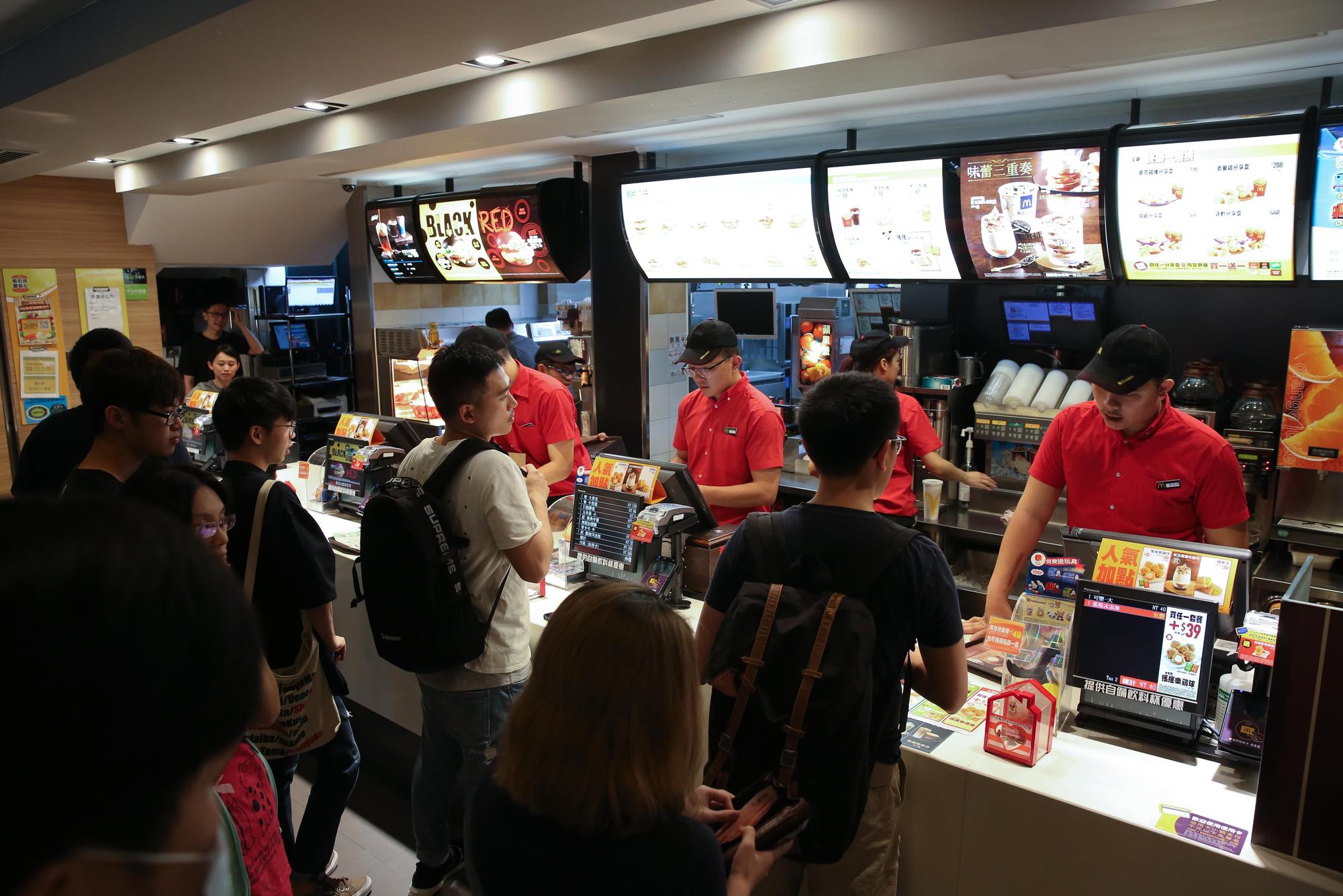 麥當勞再度開設「深夜食堂」,主打10塊雞塊的優惠套餐。(示意圖,本刊資料照)