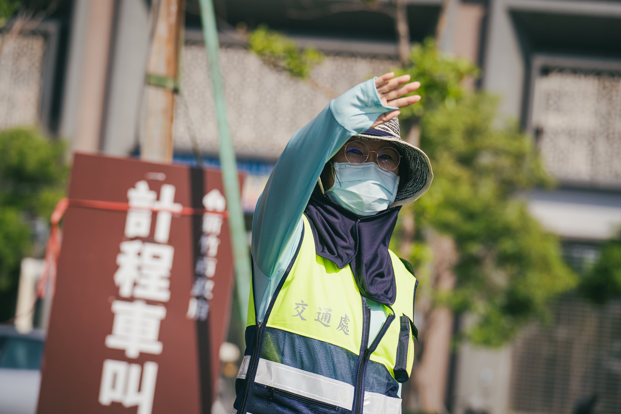 林智堅分享疫苗施打站負責協助的市府同仁，在烈日下盡心盡力為市民朋友服務。（翻攝自林智堅臉書）