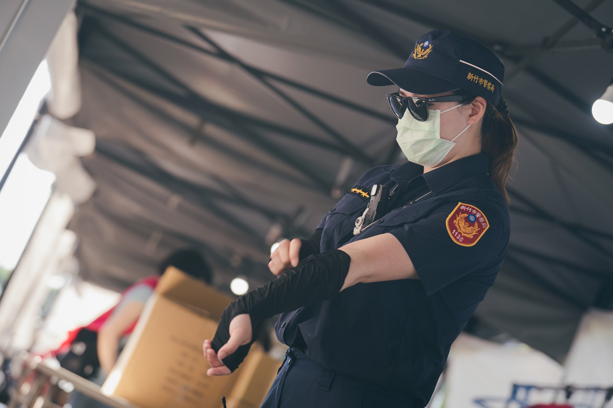 疫苗施打站負責協助的市府同仁，為了防曬穿上袖套，跟烈日對抗。（翻攝自林智堅臉書）