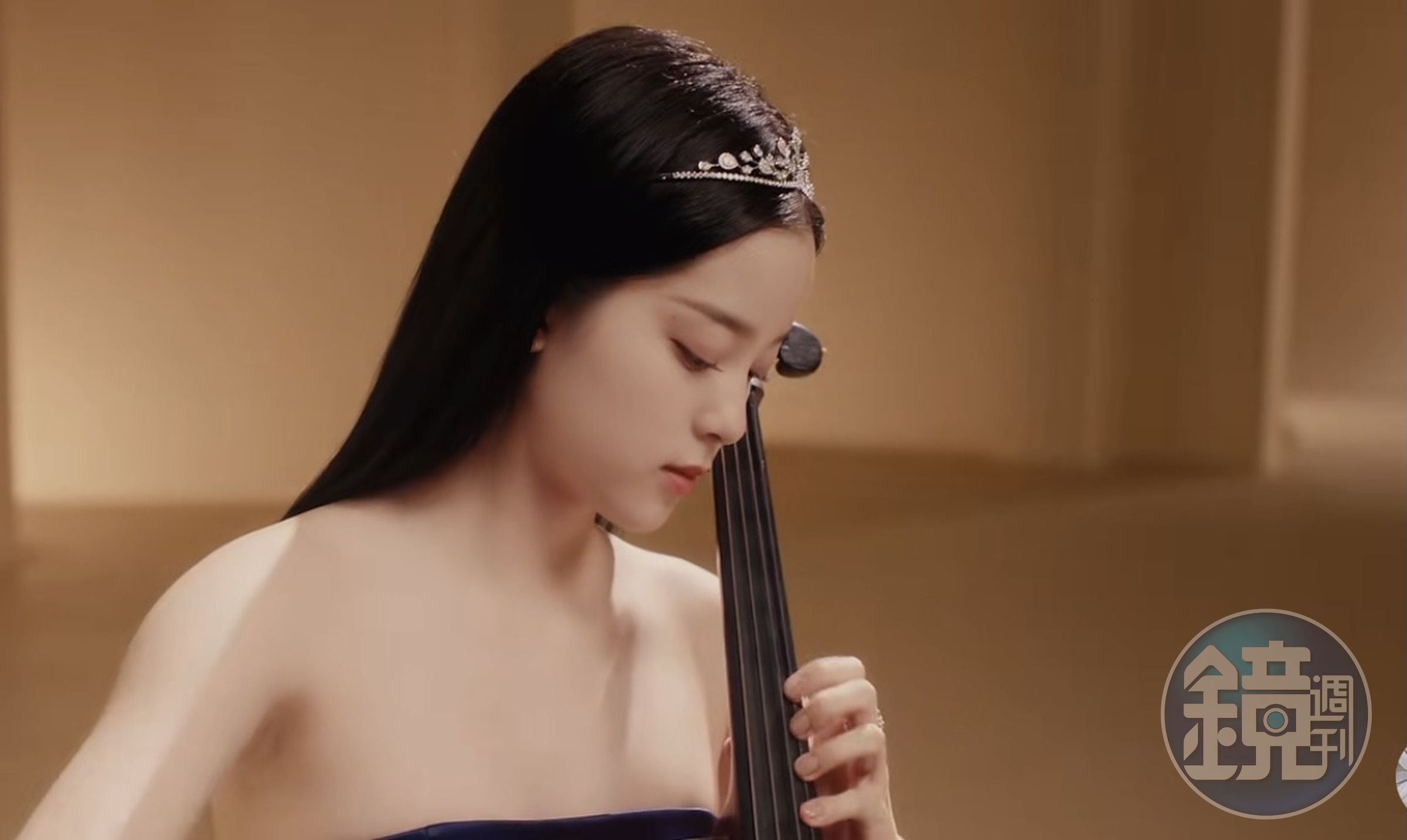 歐陽娜娜在影片中，露出白皙美肩。（翻攝自微博）