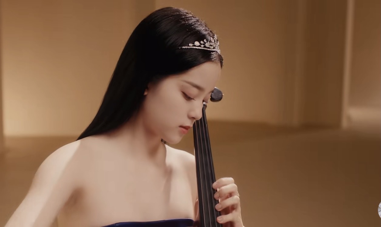 歐陽娜娜在影片中，露出白皙美肩。（翻攝自微博）
