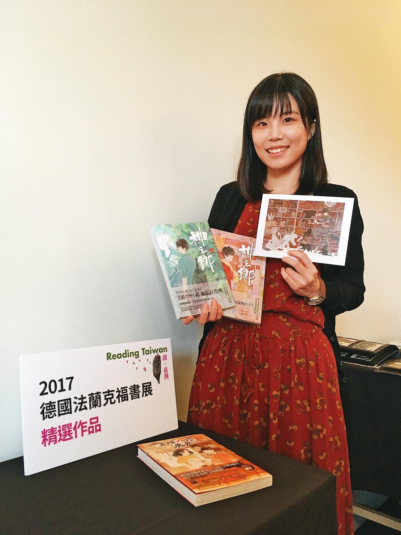 漫畫家左萱帶著《神之鄉》赴德國法蘭克福書展參展,作品授權日、法、義、越等4國語文版權。(文化部提供)