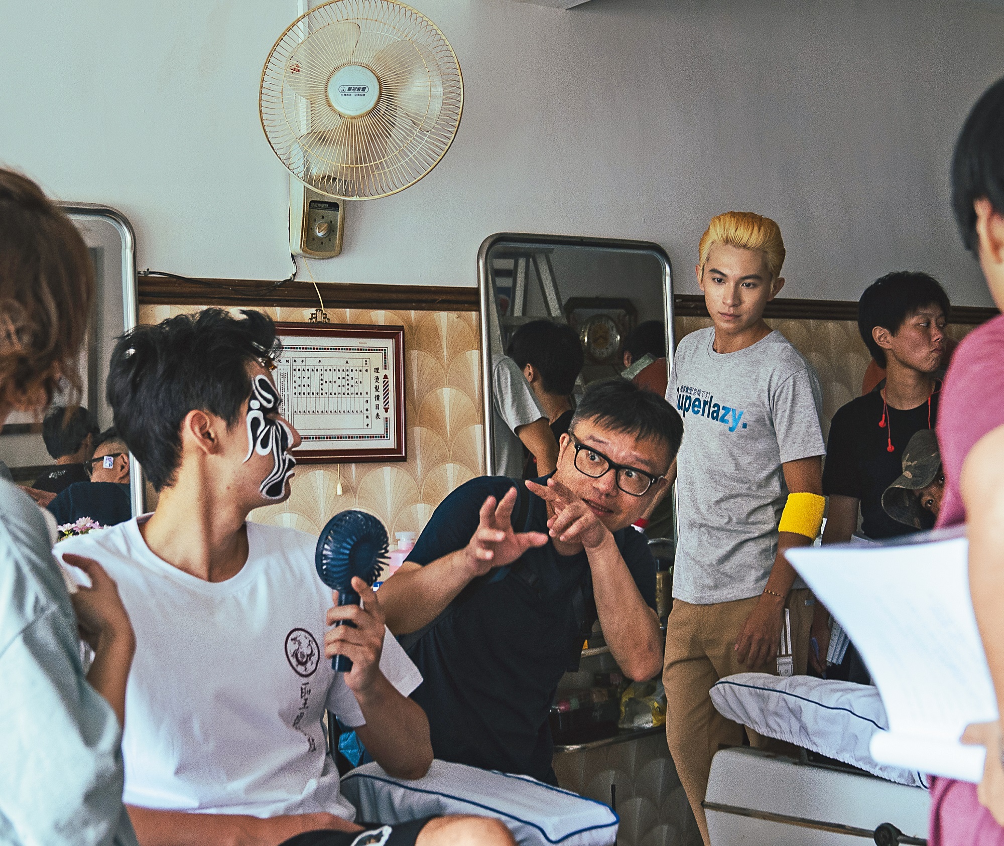 《神之鄉》劇組長住大溪拍攝，李玉璽（左）、林暉閔（右2）等年輕演員，不時找導演莊景燊（中）討論劇情。（東森電視、映畫提供）