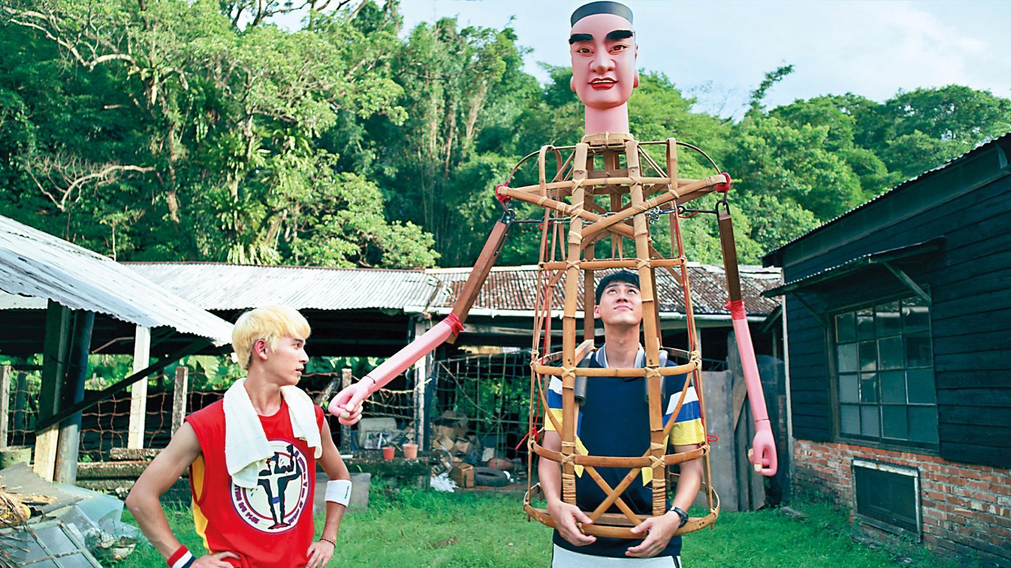 正式遶境舉神將前,李玉璽(右)需逐步接受穿空竹架、練習腳步等訓練。左為林暉閔。(東森電視、映畫提供)