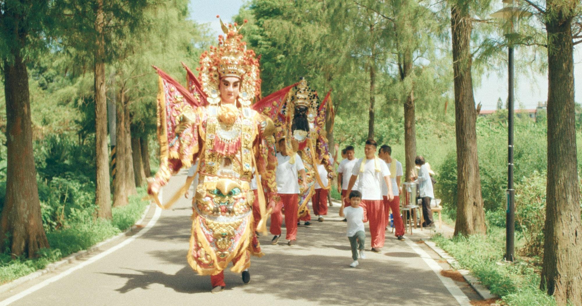 《神之鄉》以桃園大溪「普濟堂」遶境儀式為背景,展現台灣特有宮廟文化。(東森電視、映畫提供)