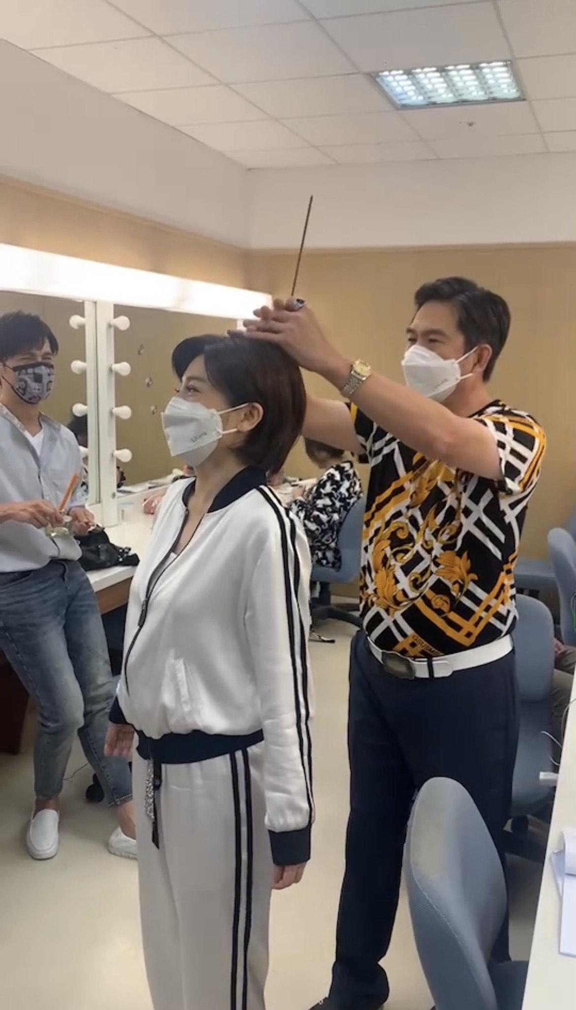 知道王彩樺（左）遭狗咬傷，洪都拉斯（右）假裝替她收驚。（民視提供）