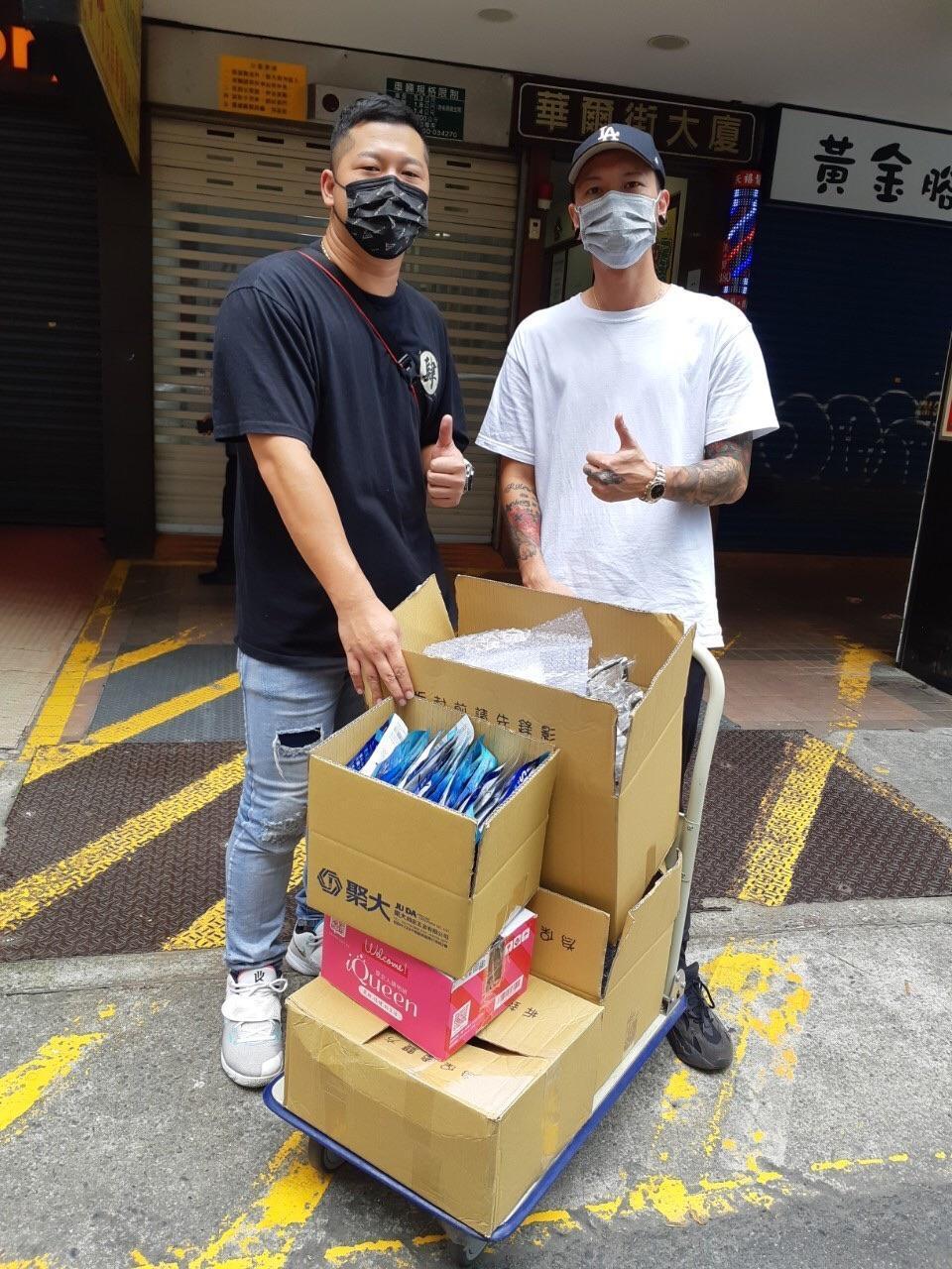 小春（右）將物資送到紅心字會時，巧遇也要捐助物資的「含羞草日記」草爺。（紅心字會提供）