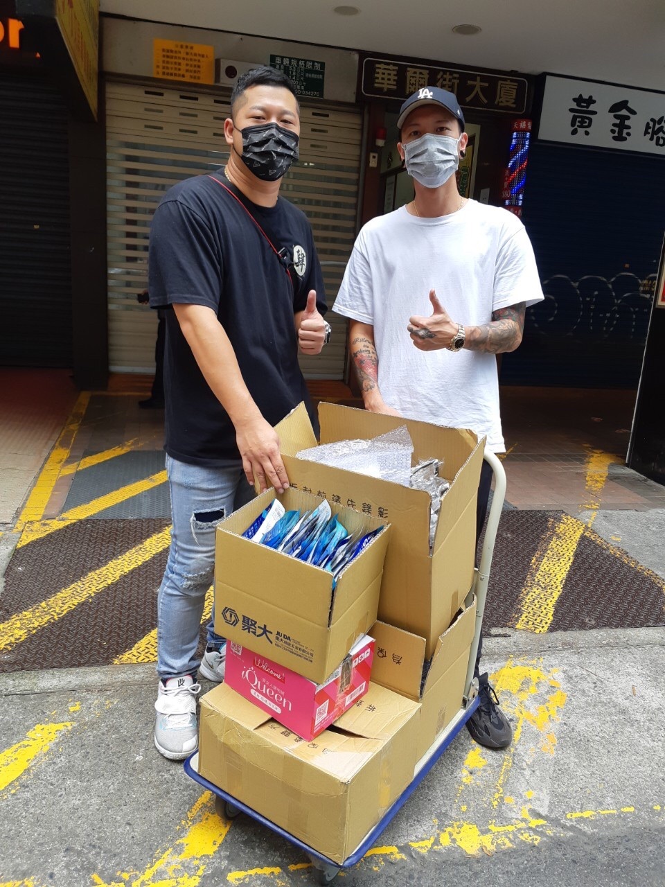 小春（右）將物資送到紅心字會時，巧遇也要捐助物資的「含羞草日記」草爺。（紅心字會提供）