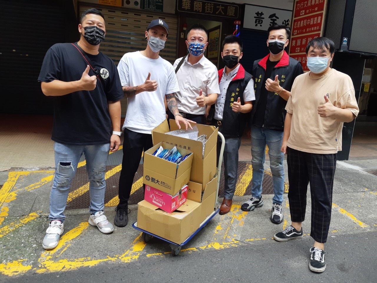 （左起）草爺、小春、聚大精密五金有限公司、台北松山汝南堂、紅心字會代表司徒建銘齊做公益。（紅心字會提供）