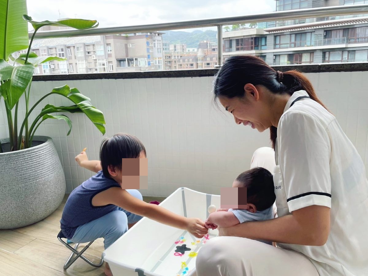 平日愛在網上曬小孩的林可彤,對於一打二的生活已習慣。(翻攝自林可彤臉書)