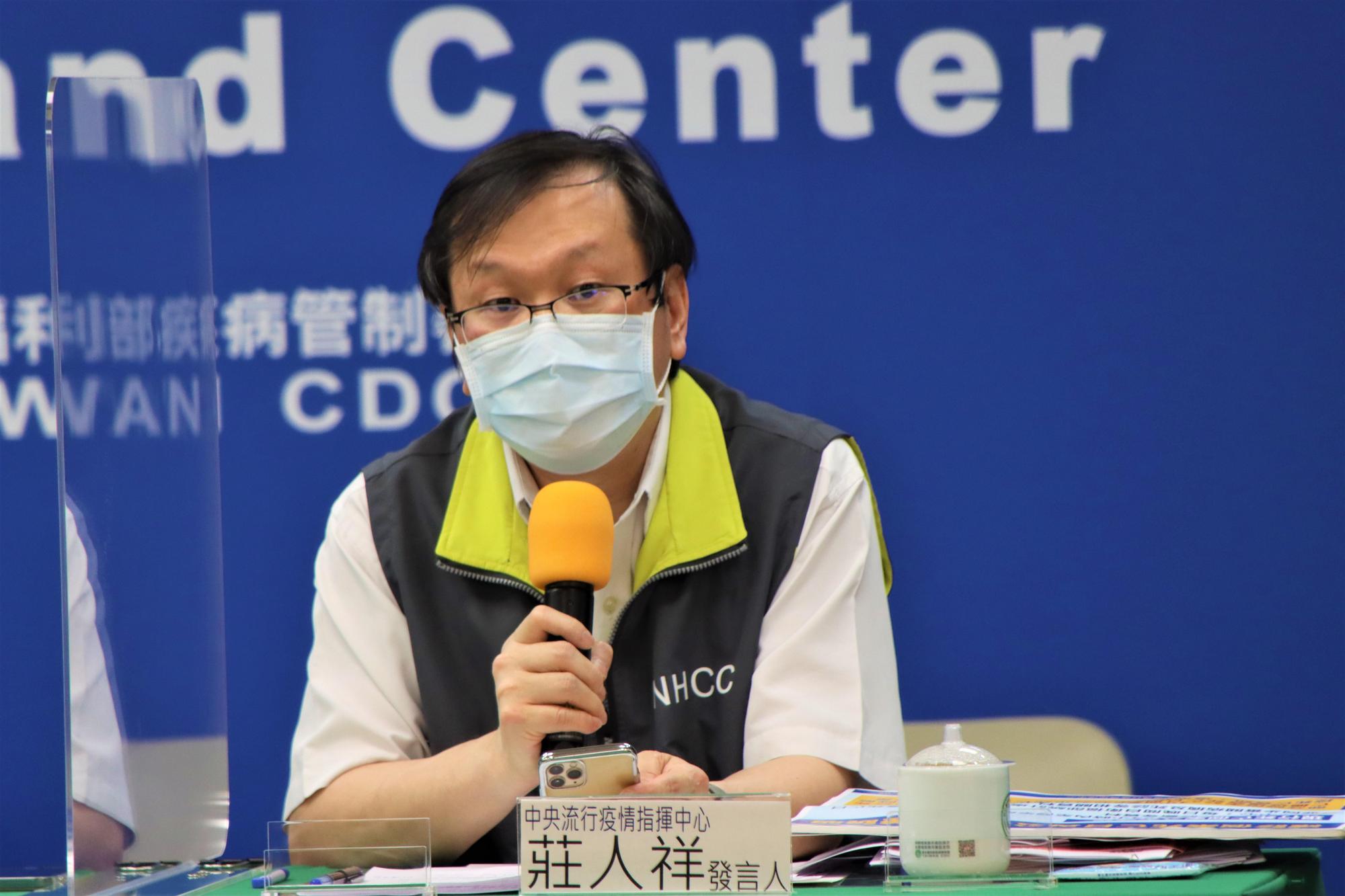 指揮中心發言人莊人祥說明AZ疫苗反應不良的狀況。（指揮中心提供）