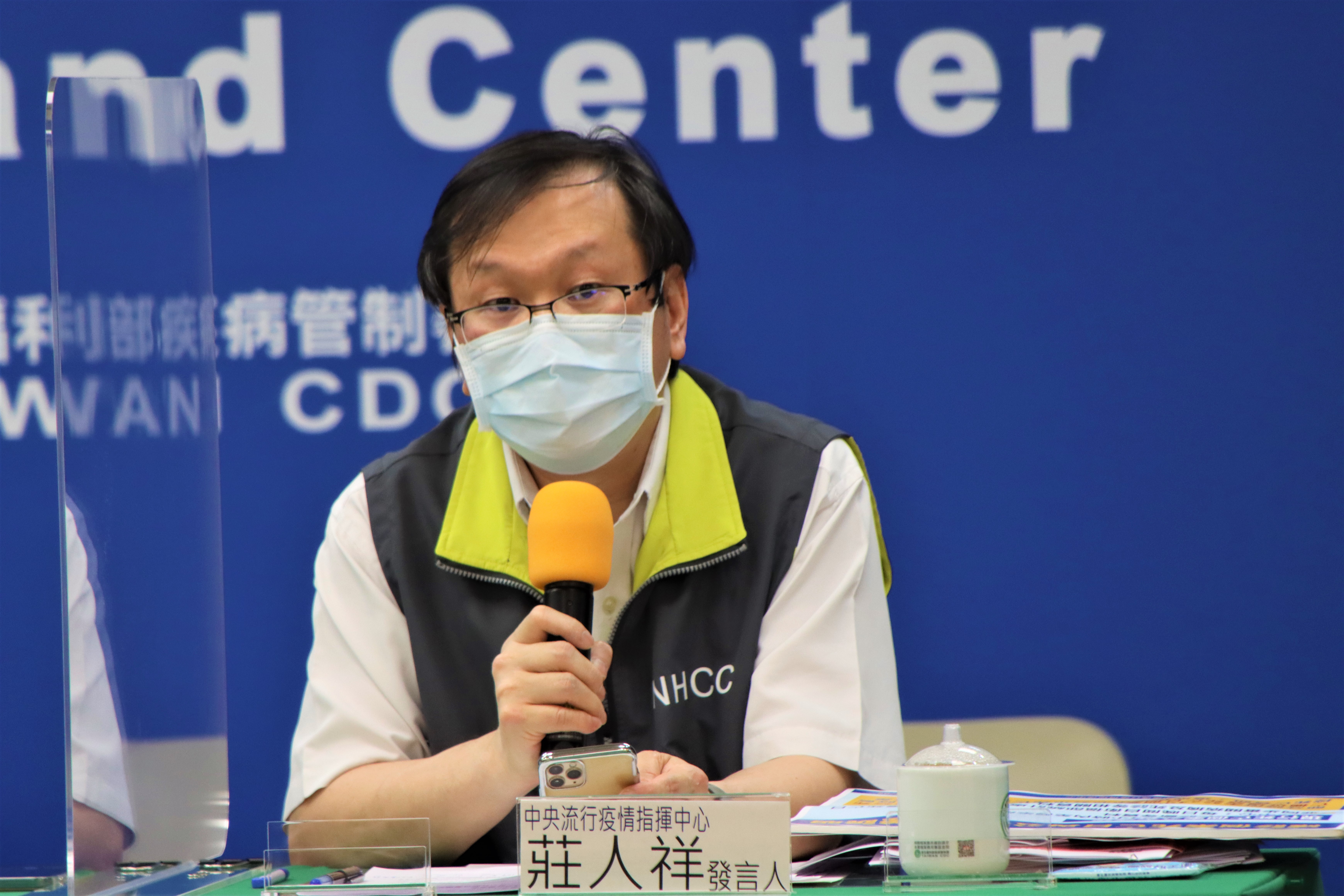 指揮中心發言人莊人祥說明AZ疫苗反應不良的狀況。(指揮中心提供)