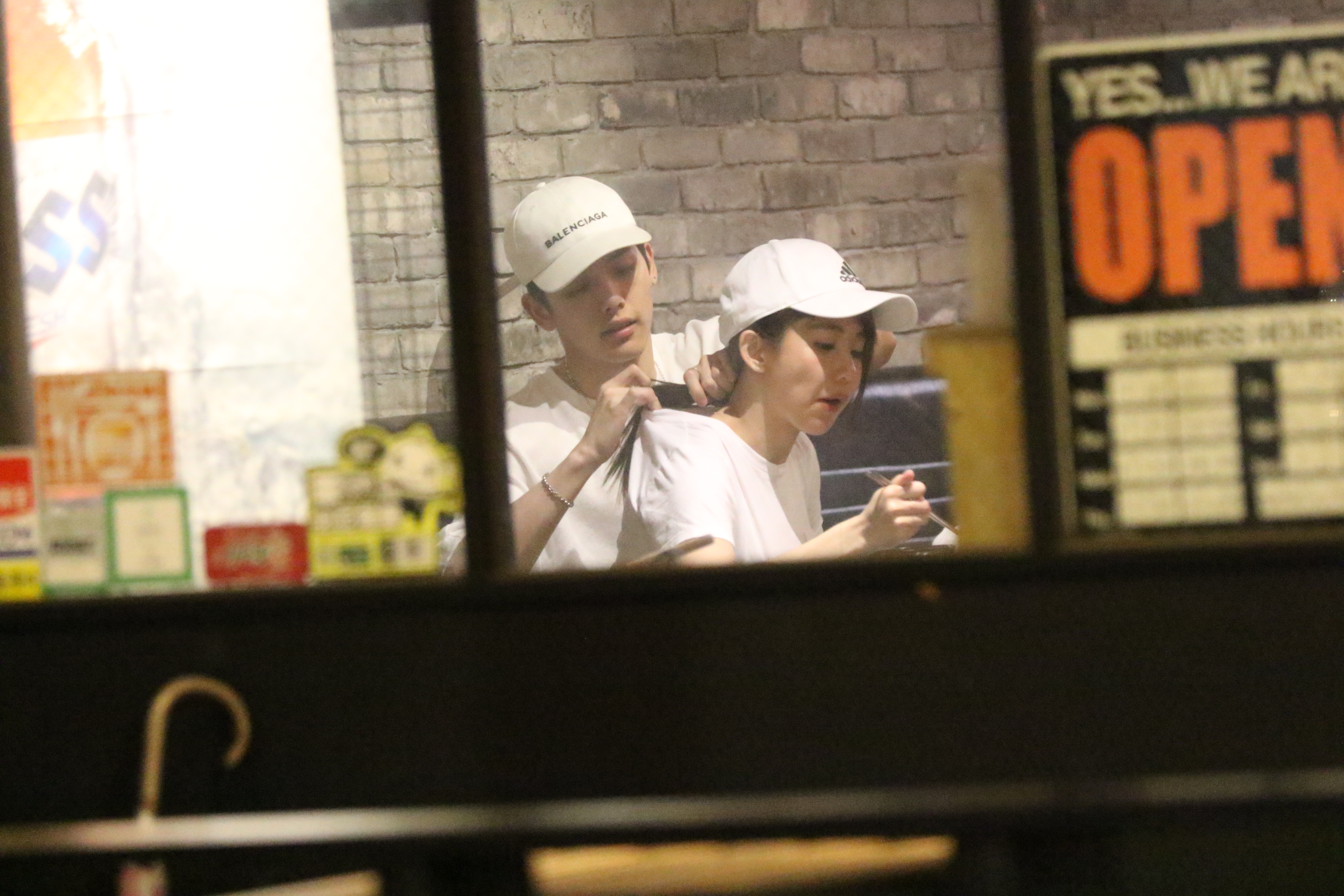 郭書瑤跟王以綸這一對，熱戀初期更不顧藝人身份在大街親熱。