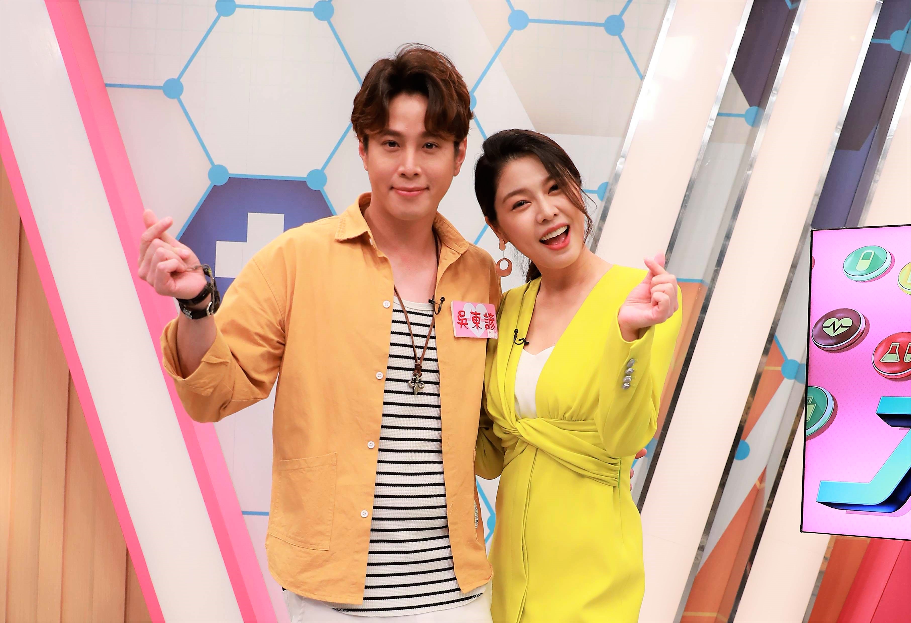 吳東諺（左）喝酒引發蕁麻疹，曝老婆白家綺（右）要他全身泡在冰水30分鐘，讓來賓傻眼。（民視提供）