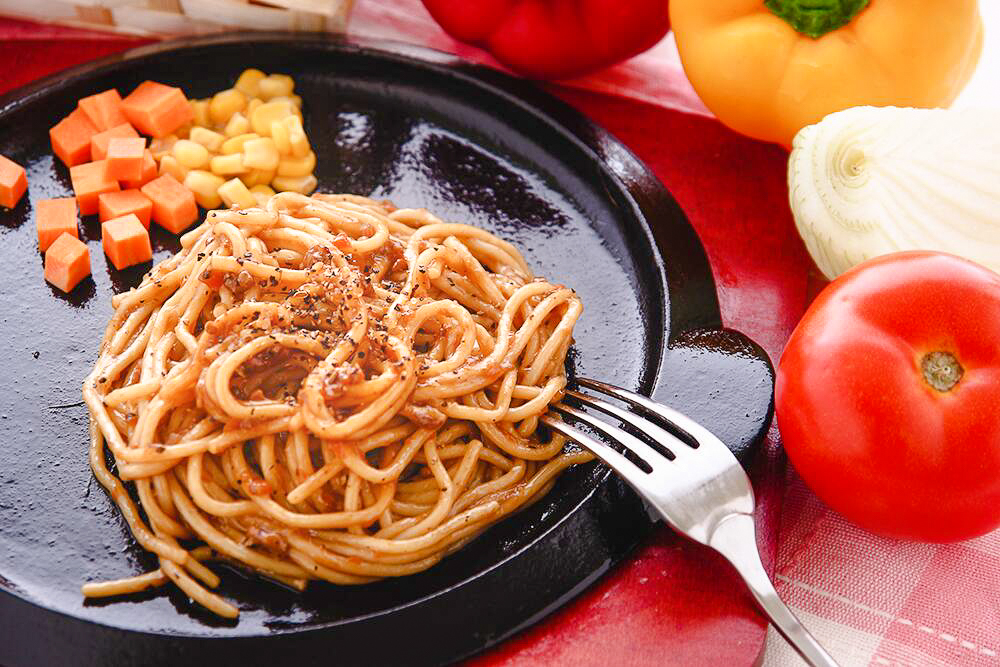 每天幫孩子準備早餐快沒招了嗎？瑞麟美而美網購平台推出招牌黑胡椒鐵板麵料理包，在家做經典台式早餐一點都不難。（4入組／104元）（瑞麟美而美提供）