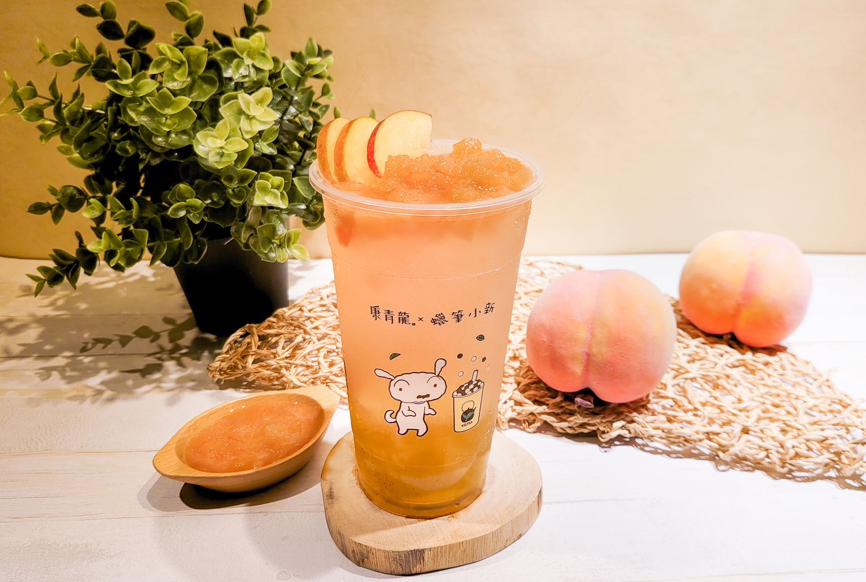 康青龍針對蠟筆小新IP促銷集點活動推出蜜桃由美飲品，廣受好評。（會員價65 元／杯）（瑞麟美而美提供） 