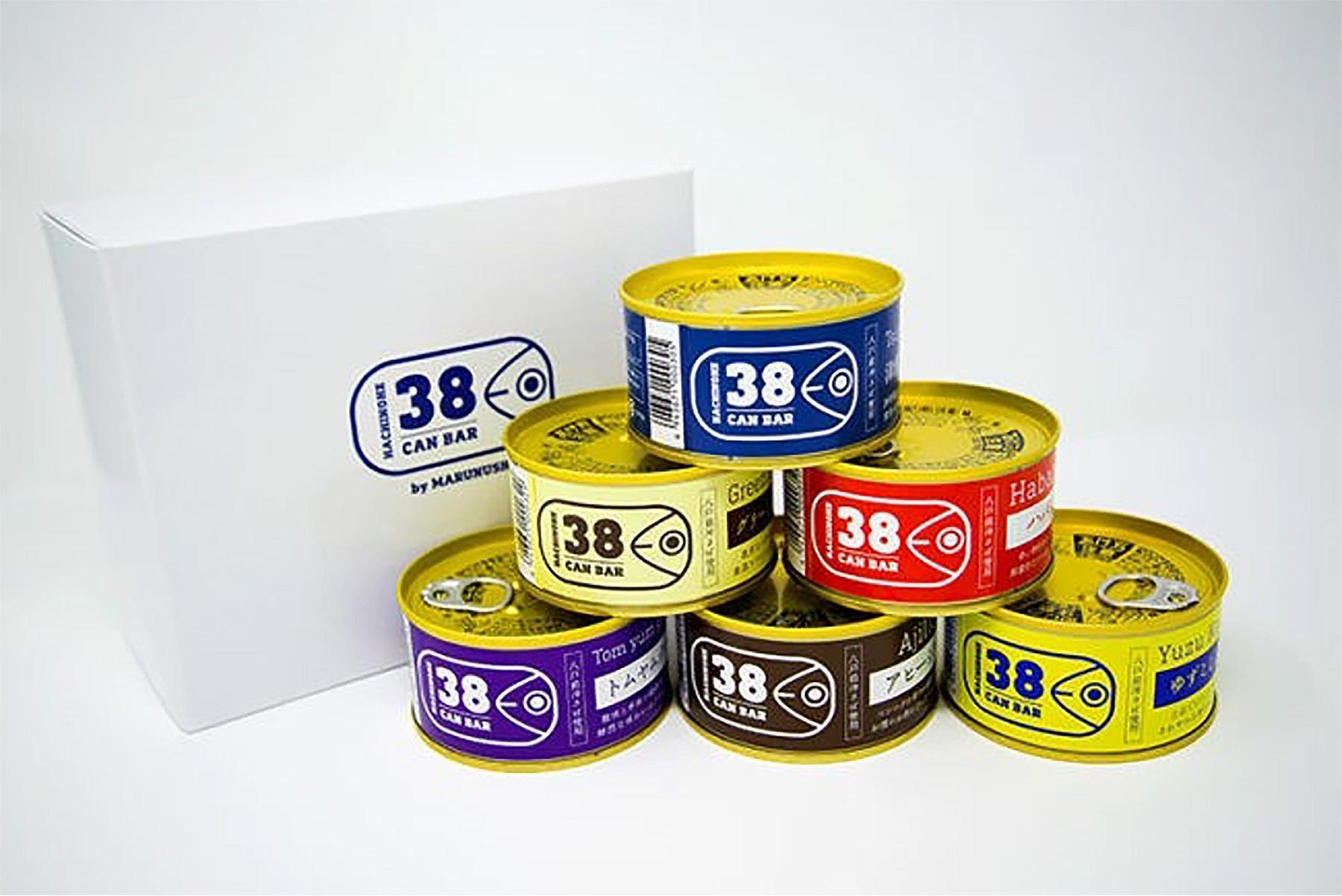 「38 Can Bar」推出的鯖魚罐頭，除了包裝設計簡潔，口味也非常豐富。（八戶觀光文化協會提供）