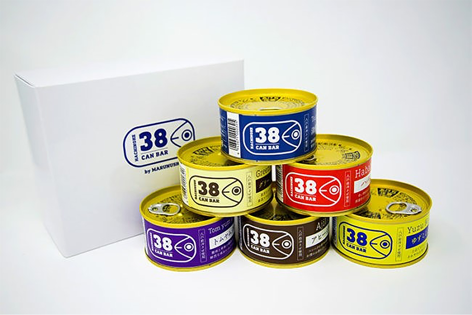 「38 Can Bar」推出的鯖魚罐頭，除了包裝設計簡潔，口味也非常豐富。（八戶觀光文化協會提供）
